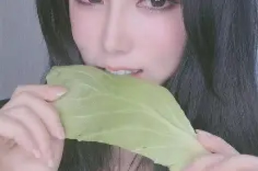 网红猴哥离婚半年被曝新恋情上海街头亲密互动引关注